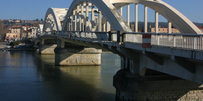 98_7685695.jpg